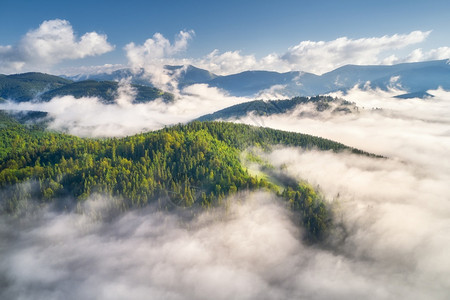 无人机在空中观察美丽的风景高岩石图片