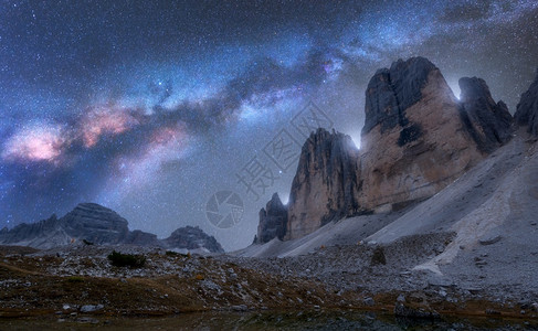 山上的银河夏天晚上在山美丽的风景高山蓝色的天空有奶明亮星高岩TreCime在意大利多洛米特太空和银河系旅行图片