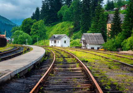 日落时山村的火车站和小白屋夏季高覆溢日的农村铁路平台绿树草地云天建筑的工业景观图片