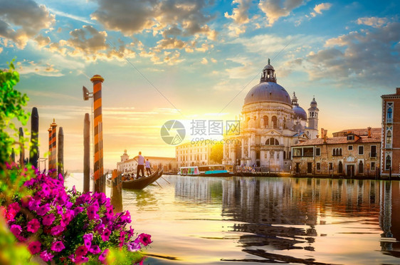 沿意大利威尼斯运河的Gondolas图片