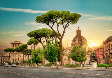 日落时罗马宁静的美丽街道图片