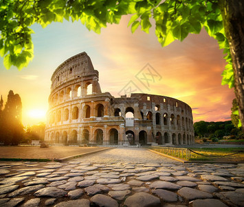 清晨阳光明媚意大利通向Colosseum的公路图片
