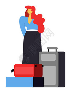 女在机场等待行李袋乘客携带行李载体女与隔离带有红色头发在行李和个人物品旁站立女独自旅行度假时感到困惑女在机场等待行李袋随身携带行图片
