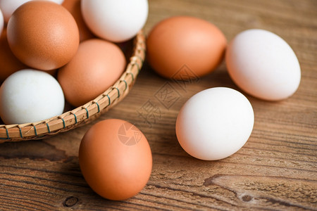 根据篮子健康饮食概念从农产品中自然收集新鲜鸡蛋和鸭图片