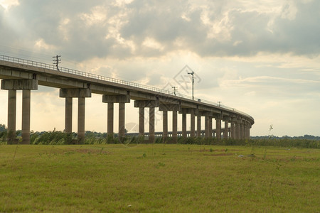 位于泰国中部最大水库PaSaqJolasidDam的泰国铁路桥当地火车图片
