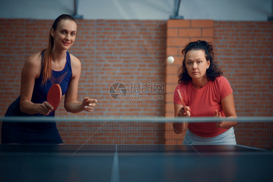 妇女打双桌网球乒乓在室内打桌玩游戏积极健康的生活方式妇女打双桌网球乒乓图片