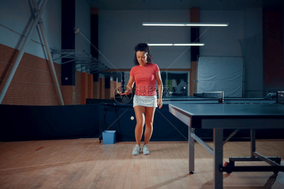 女子打球在健身房上桌网球训练乒乓运动员体育女孩在室内打桌球运动游戏用电击积极健康的生活方式妇女打球在健身房上桌网球训练图片