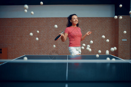 玩桌球的女运动员玩游戏的女子乒乓球的女子玩网游戏运动员玩电击积极健康的生活方式女运动员玩乒乓球的女运动员玩桌球的女运动员图片