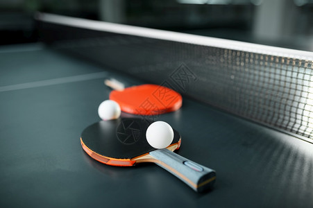 球桌和球拍网闭式的乒乓球和没有人网概念室内桌运动游戏机积极的健康生活方式乒乓球网闭式的乒乓球和背景