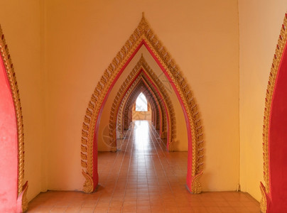 泰国Kanchanaburi省洞寺或ThamSueaWat的塔内图片