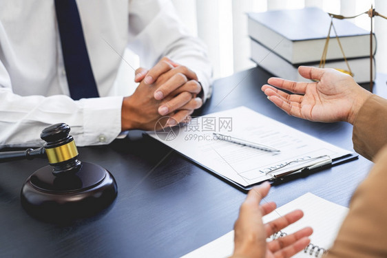 律师或法官向客户提供合同文件法律和服务概念图片