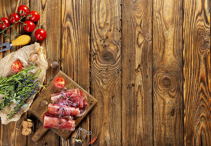 用西红柿切的果酱在菜板上图片