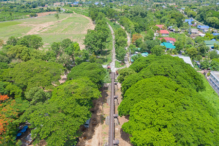 泰国MueangKanchanaburi区ThaMaKhamChaoPhraya河沿铁路直观夸伊河桥图片
