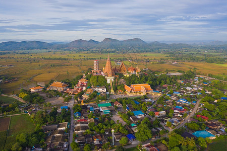 大金佛雕像和塔的空中景象位于泰国坎沙努里省虎洞寺或ThamSueaWat图片