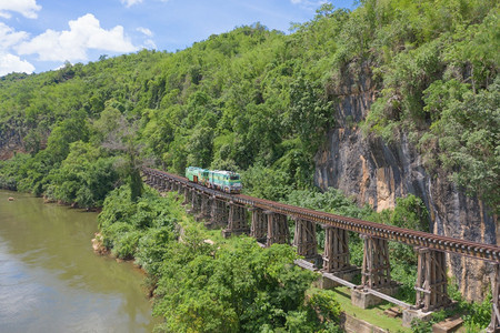 泰国Kanchanaburi镇KwaiBridge河铁路上泰国当地老旧经典火车的空中景象图片