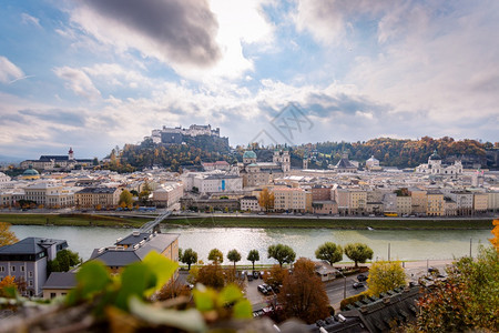 秋天的萨尔茨堡历史区色彩多的叶子和阳光颜色奥地利图片