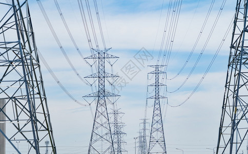 高压电线杆塔上的线和能源技术网络和工业概念中的电缆线发机高压线杆传输和变电站图片