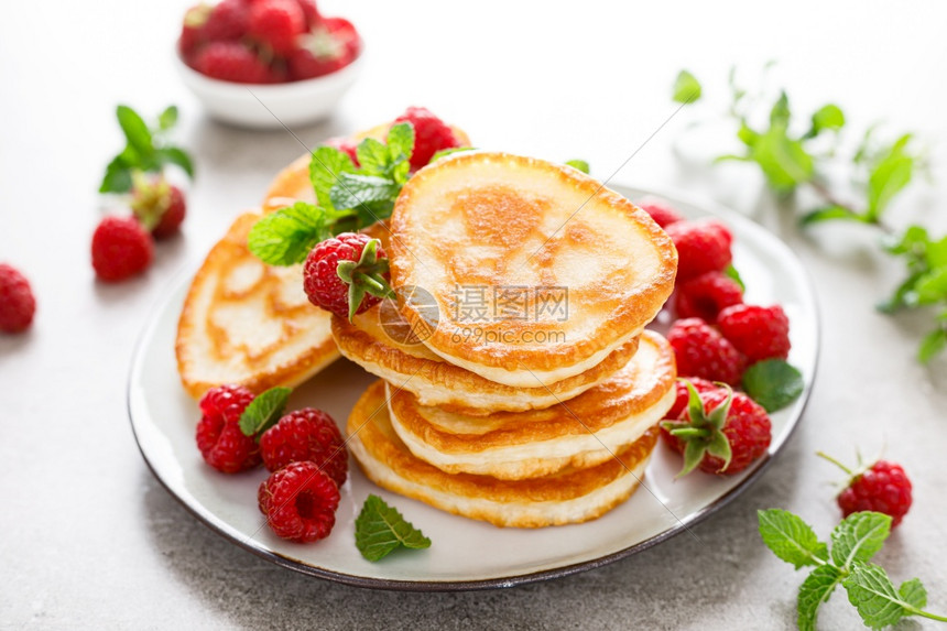 早餐煎饼新鲜草莓图片