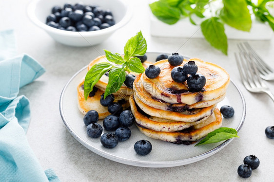 蓝莓煎饼和早餐桌上新鲜浆果图片