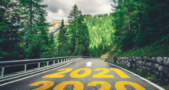 201年新公路旅行和未来愿景概念自然观与高速公路导致在201年初庆祝新快乐以重开始并成功图片