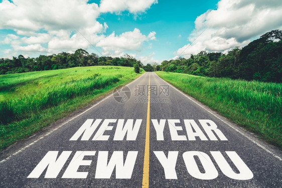 201年新公路旅行和未来愿景概念自然观与高速公路导致在201年初庆祝新快乐以重开始并成功图片