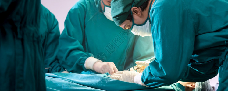 医生和护士在手术室或与其团队一起进行手术医疗外科手术概念图片