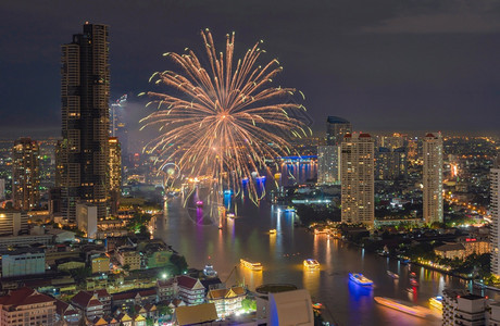 新年烟火节活动在泰国曼谷与ChaoPhraya河的Taksin桥举行图片