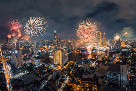 新年烟火节活动在泰国曼谷与ChaoPhraya河的Taksin桥举行图片