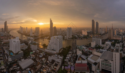 Taksin桥与ChaoPphraya河的空中视图泰国曼谷市下城泰国曼谷金融区和智能城市的商业中心图片