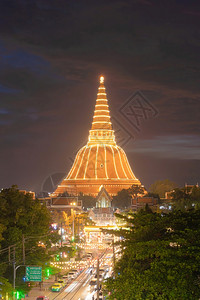 泰国曼谷市附近NakhonPathom的PhraPathomChedistupa寺庙空中景象旅游点泰国里程碑建筑晚上金塔图片