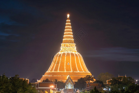 泰国曼谷市附近NakhonPathom的PhraPathomChedistupa寺庙空中景象旅游点泰国里程碑建筑晚上金塔图片