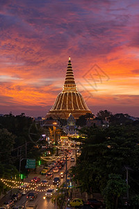 泰国曼谷市附近NakhonPathom的PhraPathomChedistupa寺庙空中景象旅游点泰国里程碑建筑日落时金塔图片