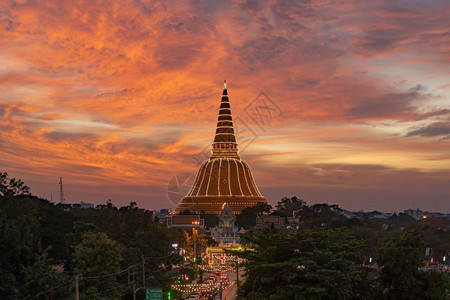 泰国曼谷市附近NakhonPathom的PhraPathomChedistupa寺庙空中景象旅游点泰国里程碑建筑日落时金塔图片