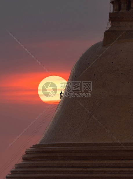 人们在泰国曼谷市附近的NakhonPathomChedistupa寺庙攀登Phrastupa寺庙旅游景点泰国标志建筑日落时金塔图片