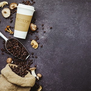 MushroomChaga咖啡超级食品干燥和新鲜蘑菇咖啡豆底黑复制空间顶级观点趋势现代食品工业的概念图片
