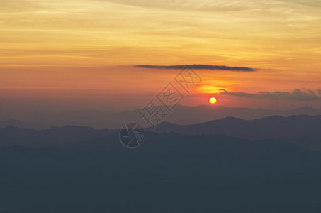 森林山区热层自然日落背景古代图像过滤器图片