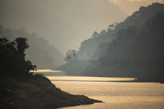 带湖泊热森林的山区图片