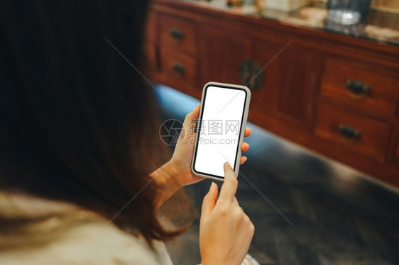 妇女手握机电话空白复制间屏幕智能手机与空白屏幕隔离智能手机与技术概念隔离图片