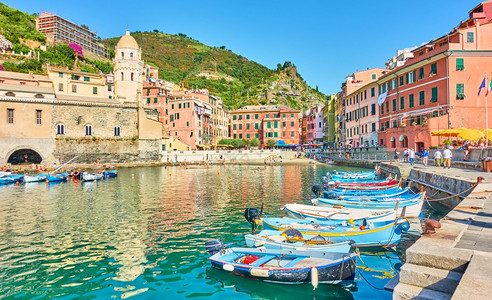 意大利辛克特尔CinqueTerreVernazza镇有船港和海滨图片