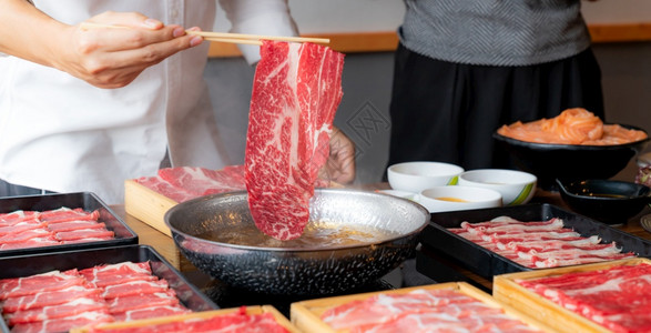 烹煮日本烤牛肉Shabu热锅图片