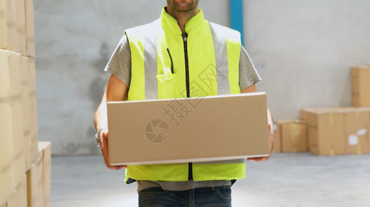 仓库工人在内携带纸箱包装交付和供应链管理概念图片