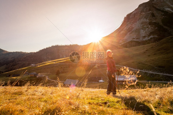 穿运动服的妇女正在享受山区的日落坐在地上享受风景图片