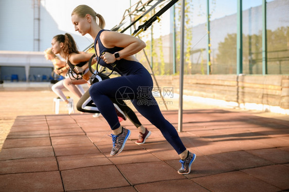女在户外运动场集体健身培训运动服团队健身合作户外锻炼集体培训等运动中从事伸展活的妇女图片