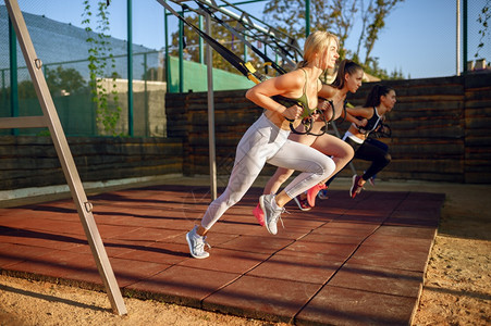 在户外运动场集体健身训练运动服健身队团合作等运动中女员图片