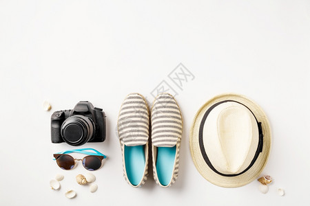 用棕榈叶照相机和太阳镜作为白色背景的固定旅行者附件顶层观光旅行或假期概念夏季背景图片