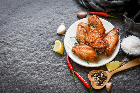 烤鸡翅配有酱药草和香料的烤鸡翅图片