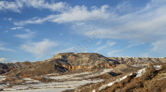 科罗拉多州林斯堡市降雪后的山峦图片