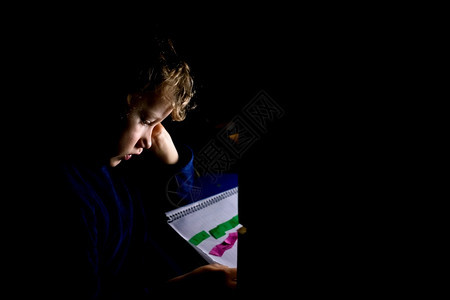 夜受挫男孩使用蒙多索里系统的平板块减法图片