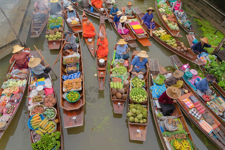 DamonoenSaduakFloating市场或Amphawa当地人出售水果和传统食品在泰国拉恰布里区运河的船上出售亚洲著名的图片