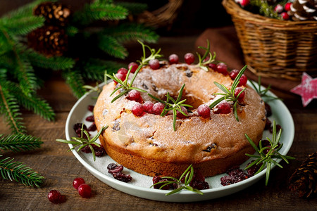 奶香蔓越莓蛋糕圣诞红莓水果蛋糕木本上装饰背景